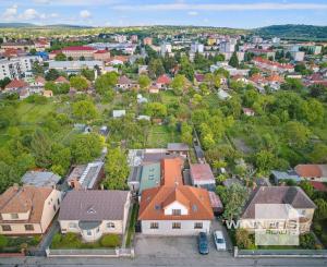 Na predaj samostatne stojaci rodinný dom v zadnej časti prepojený s prízemným domom, pozemok 1659 m2, Štúrova ulica, Skalica