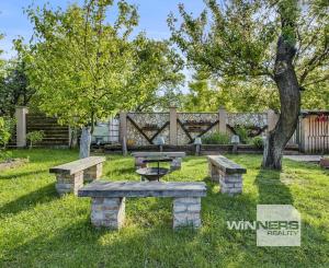 Na predaj samostatne stojaci rodinný dom v zadnej časti prepojený s prízemným domom, pozemok 1659 m2, Štúrova ulica, Skalica