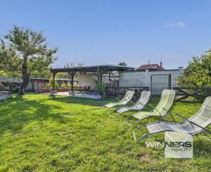 Na predaj samostatne stojaci rodinný dom v zadnej časti prepojený s prízemným domom, pozemok 1659 m2, Štúrova ulica, Skalica