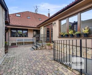 Na predaj samostatne stojaci rodinný dom v zadnej časti prepojený s prízemným domom, pozemok 1659 m2, Štúrova ulica, Skalica