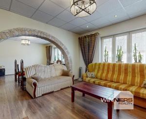 Na predaj samostatne stojaci rodinný dom v zadnej časti prepojený s prízemným domom, pozemok 1659 m2, Štúrova ulica, Skalica