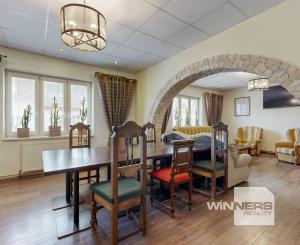 Na predaj samostatne stojaci rodinný dom v zadnej časti prepojený s prízemným domom, pozemok 1659 m2, Štúrova ulica, Skalica