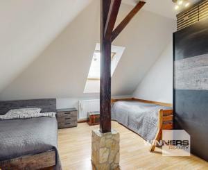 Na predaj samostatne stojaci rodinný dom v zadnej časti prepojený s prízemným domom, pozemok 1659 m2, Štúrova ulica, Skalica