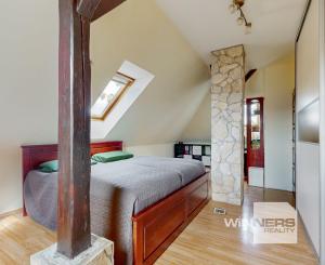 Na predaj samostatne stojaci rodinný dom v zadnej časti prepojený s prízemným domom, pozemok 1659 m2, Štúrova ulica, Skalica