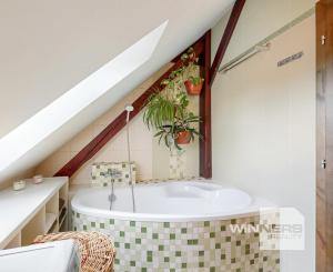 Na predaj samostatne stojaci rodinný dom v zadnej časti prepojený s prízemným domom, pozemok 1659 m2, Štúrova ulica, Skalica