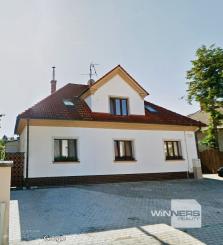 Na predaj samostatne stojaci rodinný dom v zadnej časti prepojený s prízemným domom, pozemok 1659 m2, Štúrova ulica, Skalica