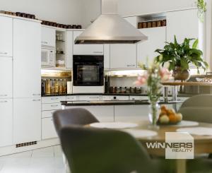 Na predaj vila z prelomu storočia s prekvapivým súkromím, bazénom a veľkým pozemkom v Rajke