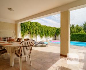 Na predaj vila z prelomu storočia s prekvapivým súkromím, bazénom a veľkým pozemkom v Rajke