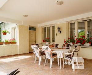 Na predaj vila z prelomu storočia s prekvapivým súkromím, bazénom a veľkým pozemkom v Rajke