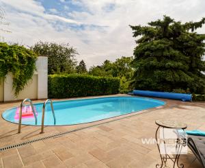 Na predaj vila z prelomu storočia s prekvapivým súkromím, bazénom a veľkým pozemkom v Rajke