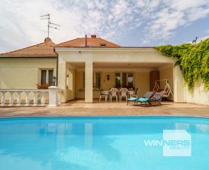 Na predaj vila z prelomu storočia s prekvapivým súkromím, bazénom a veľkým pozemkom v Rajke