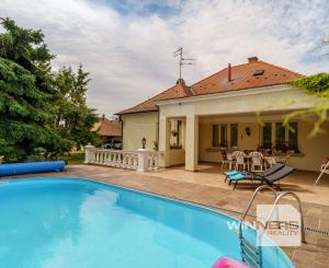 Na predaj vila z prelomu storočia s prekvapivým súkromím, bazénom a veľkým pozemkom v Rajke