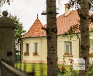 Na predaj vila z prelomu storočia s prekvapivým súkromím, bazénom a veľkým pozemkom v Rajke