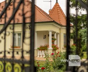 Na predaj vila z prelomu storočia s prekvapivým súkromím, bazénom a veľkým pozemkom v Rajke