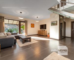 Nadštandardný dvojpodlažný rodinný dom so slnečným pozemkom o veľkosti 970 m2 v meste Moldava nad Bodvou.