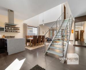 Nadštandardný dvojpodlažný rodinný dom so slnečným pozemkom o veľkosti 970 m2 v meste Moldava nad Bodvou.