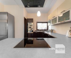 Nadštandardný dvojpodlažný rodinný dom so slnečným pozemkom o veľkosti 970 m2 v meste Moldava nad Bodvou.