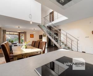 Nadštandardný dvojpodlažný rodinný dom so slnečným pozemkom o veľkosti 970 m2 v meste Moldava nad Bodvou.