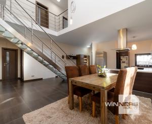 Nadštandardný dvojpodlažný rodinný dom so slnečným pozemkom o veľkosti 970 m2 v meste Moldava nad Bodvou.