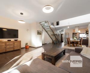 Nadštandardný dvojpodlažný rodinný dom so slnečným pozemkom o veľkosti 970 m2 v meste Moldava nad Bodvou.