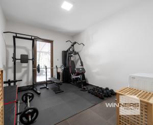 Nadštandardný dvojpodlažný rodinný dom so slnečným pozemkom o veľkosti 970 m2 v meste Moldava nad Bodvou.