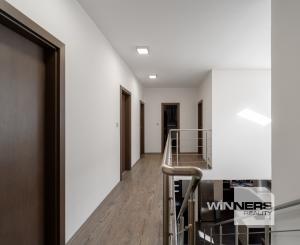 Nadštandardný dvojpodlažný rodinný dom so slnečným pozemkom o veľkosti 970 m2 v meste Moldava nad Bodvou.