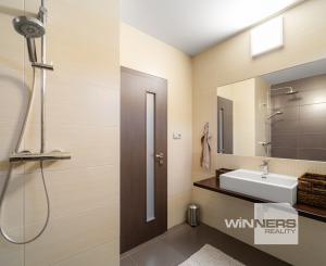 Nadštandardný dvojpodlažný rodinný dom so slnečným pozemkom o veľkosti 970 m2 v meste Moldava nad Bodvou.