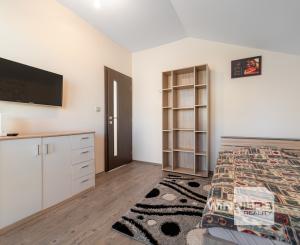 Nadštandardný dvojpodlažný rodinný dom so slnečným pozemkom o veľkosti 970 m2 v meste Moldava nad Bodvou.