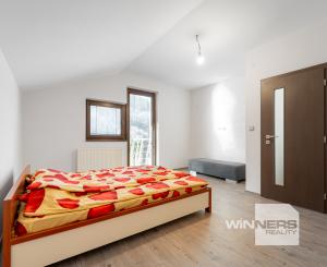 Nadštandardný dvojpodlažný rodinný dom so slnečným pozemkom o veľkosti 970 m2 v meste Moldava nad Bodvou.