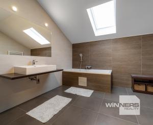 Nadštandardný dvojpodlažný rodinný dom so slnečným pozemkom o veľkosti 970 m2 v meste Moldava nad Bodvou.