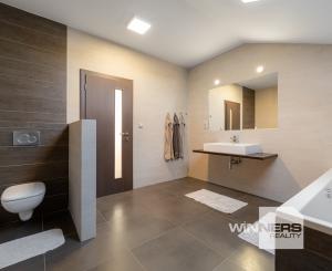 Nadštandardný dvojpodlažný rodinný dom so slnečným pozemkom o veľkosti 970 m2 v meste Moldava nad Bodvou.