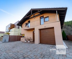 Nadštandardný dvojpodlažný rodinný dom so slnečným pozemkom o veľkosti 970 m2 v meste Moldava nad Bodvou.