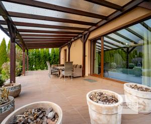 Nadštandardný dvojpodlažný rodinný dom so slnečným pozemkom o veľkosti 970 m2 v meste Moldava nad Bodvou.