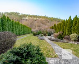 Nadštandardný dvojpodlažný rodinný dom so slnečným pozemkom o veľkosti 970 m2 v meste Moldava nad Bodvou.