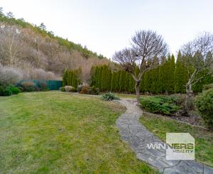 Nadštandardný dvojpodlažný rodinný dom so slnečným pozemkom o veľkosti 970 m2 v meste Moldava nad Bodvou.