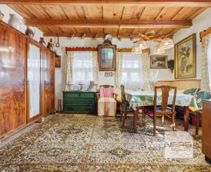 Celoročne obývateľná chalupa na Záhorí vo vidieckom štýle: • 3 izbová rekreačná nehnuteľnosť s veľkým slnečným pozemkom