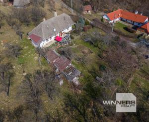 Celoročne obývateľná chalupa na Záhorí vo vidieckom štýle: • 3 izbová rekreačná nehnuteľnosť s veľkým slnečným pozemkom