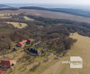 Celoročne obývateľná chalupa na Záhorí vo vidieckom štýle: • 3 izbová rekreačná nehnuteľnosť s veľkým slnečným pozemkom