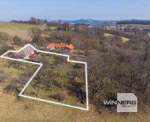 Celoročne obývateľná chalupa na Záhorí vo vidieckom štýle: • 3 izbová rekreačná nehnuteľnosť s veľkým slnečným pozemkom