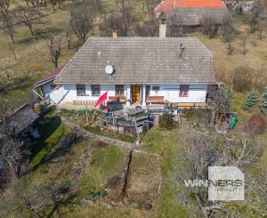 Celoročne obývateľná chalupa na Záhorí vo vidieckom štýle: • 3 izbová rekreačná nehnuteľnosť s veľkým slnečným pozemkom