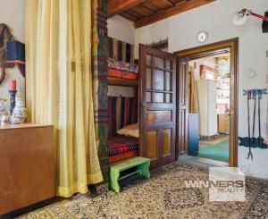 Celoročne obývateľná chalupa na Záhorí vo vidieckom štýle: • 3 izbová rekreačná nehnuteľnosť s veľkým slnečným pozemkom