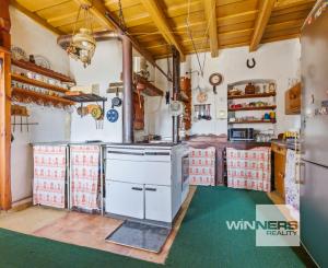 Celoročne obývateľná chalupa na Záhorí vo vidieckom štýle: • 3 izbová rekreačná nehnuteľnosť s veľkým slnečným pozemkom