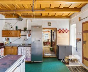 Celoročne obývateľná chalupa na Záhorí vo vidieckom štýle: • 3 izbová rekreačná nehnuteľnosť s veľkým slnečným pozemkom