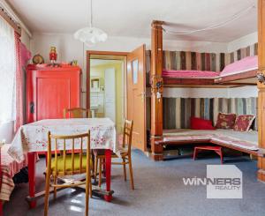 Celoročne obývateľná chalupa na Záhorí vo vidieckom štýle: • 3 izbová rekreačná nehnuteľnosť s veľkým slnečným pozemkom