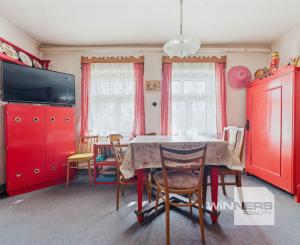 Celoročne obývateľná chalupa na Záhorí vo vidieckom štýle: • 3 izbová rekreačná nehnuteľnosť s veľkým slnečným pozemkom