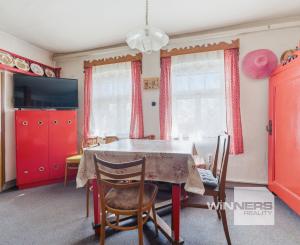 Celoročne obývateľná chalupa na Záhorí vo vidieckom štýle: • 3 izbová rekreačná nehnuteľnosť s veľkým slnečným pozemkom