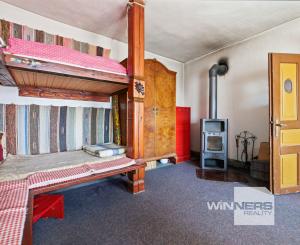 Celoročne obývateľná chalupa na Záhorí vo vidieckom štýle: • 3 izbová rekreačná nehnuteľnosť s veľkým slnečným pozemkom