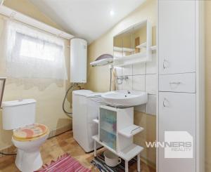 Celoročne obývateľná chalupa na Záhorí vo vidieckom štýle: • 3 izbová rekreačná nehnuteľnosť s veľkým slnečným pozemkom