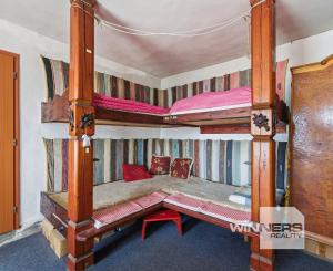 Celoročne obývateľná chalupa na Záhorí vo vidieckom štýle: • 3 izbová rekreačná nehnuteľnosť s veľkým slnečným pozemkom