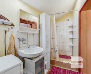 Celoročne obývateľná chalupa na Záhorí vo vidieckom štýle: • 3 izbová rekreačná nehnuteľnosť s veľkým slnečným pozemkom